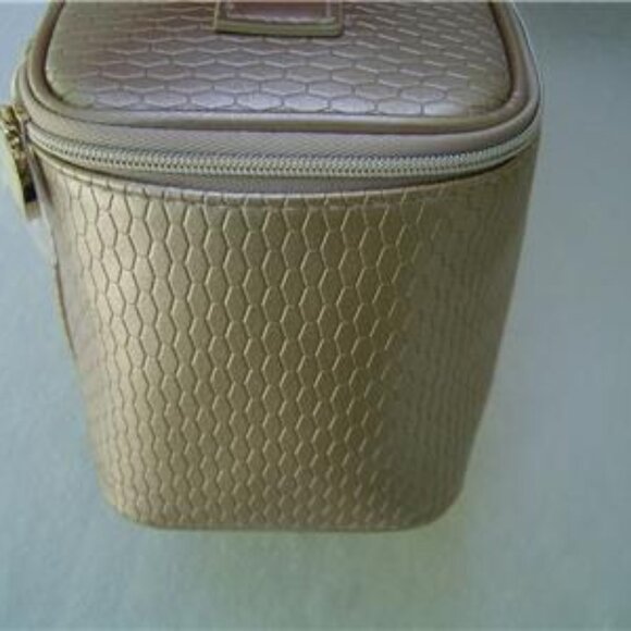NEW AUTHENTIC BVLGARI PARFUMS GOLD SMALL TRAVEL VANITY CASE NWOT'S - Picture 4 of 10